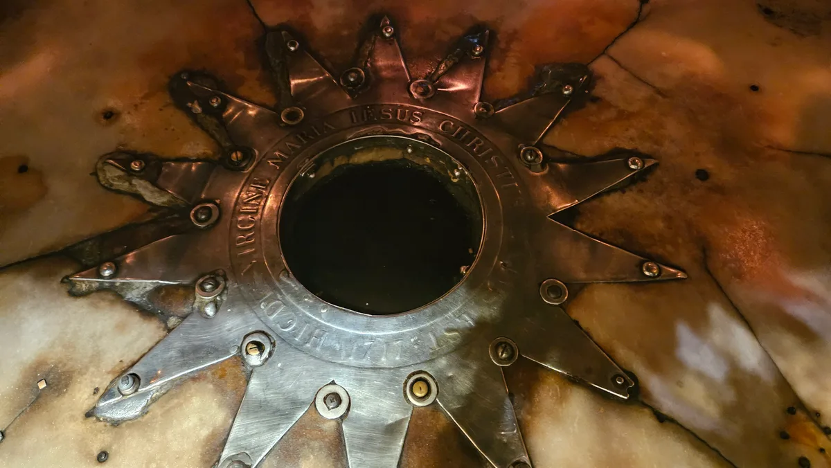 Man sieht den Gebutsort Jesu in der Geburtsgrotte Bethlehem.